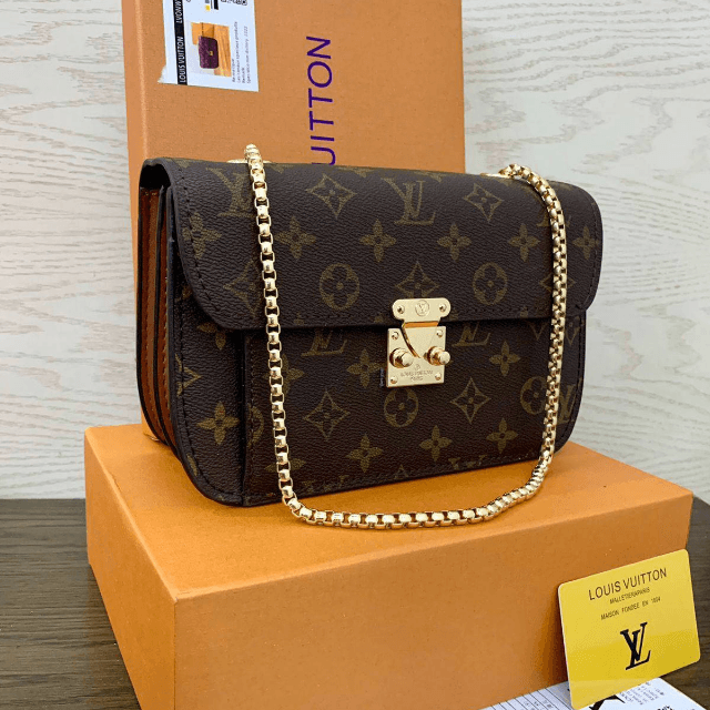 Spacious Bag With Stylish Chain